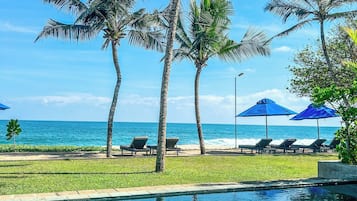 Piscina externa, espreguiçadeiras