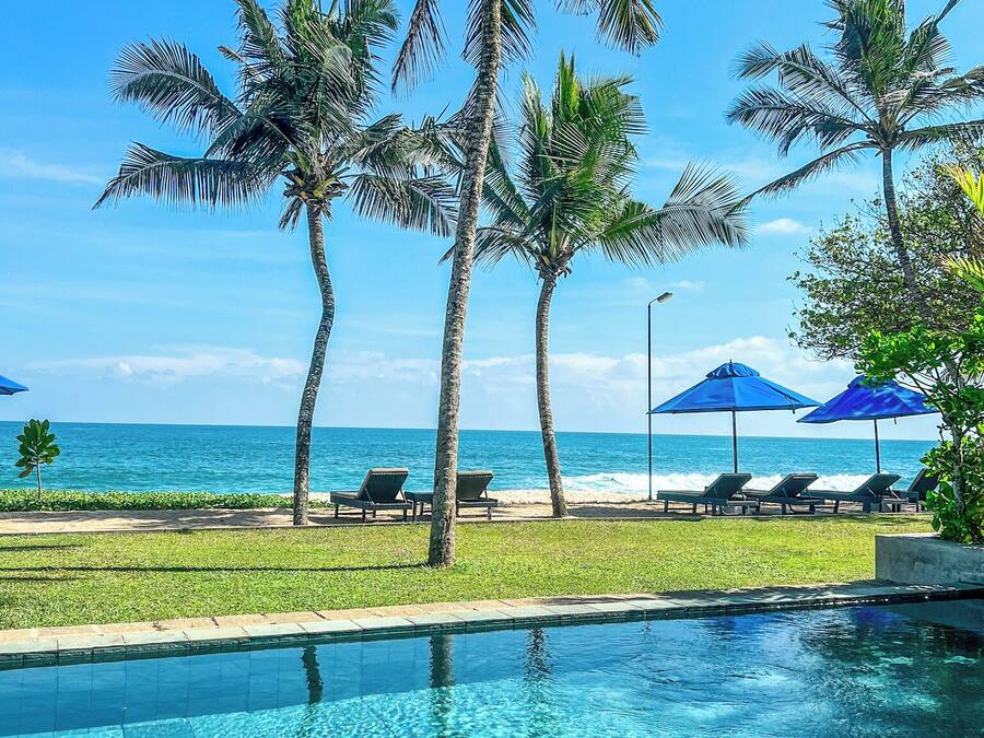 Kolam renang outdoor, dengan kursi berjemur