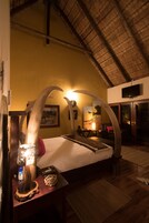 Suíte, 1 cama King, vista para a montanha | 1 quarto, roupas de cama premium, escrivaninha
