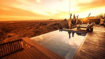Piscine extérieure, chaises longues
