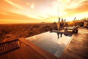 Piscine extérieure, chaises longues