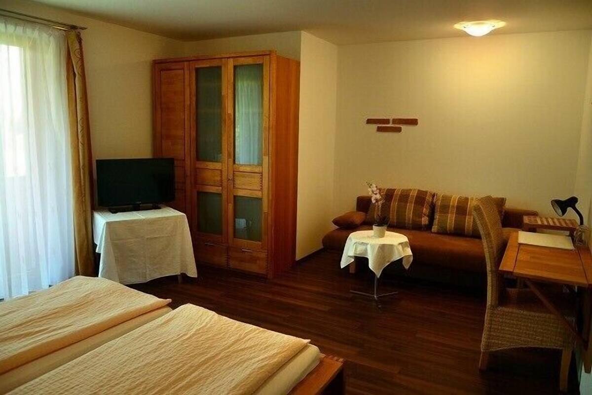 Habitación doble, balcón | Tabla de planchar con plancha, cunas gratuitas y wifi gratis