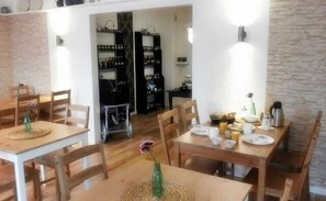 Daily continental breakfast (EUR 13.90 per person) - Villa Regina (Moehnesee)