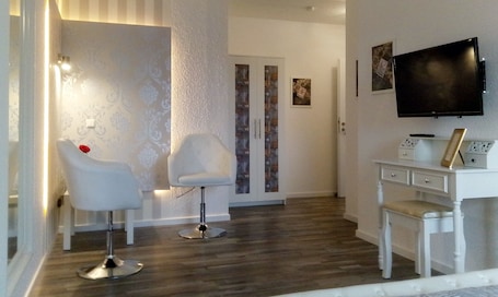 Ropa de cama de alta calidad, escritorio, wifi gratis y ropa de cama . Villa Regina