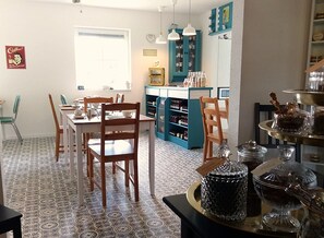 Daily continental breakfast (EUR 13.90 per person)