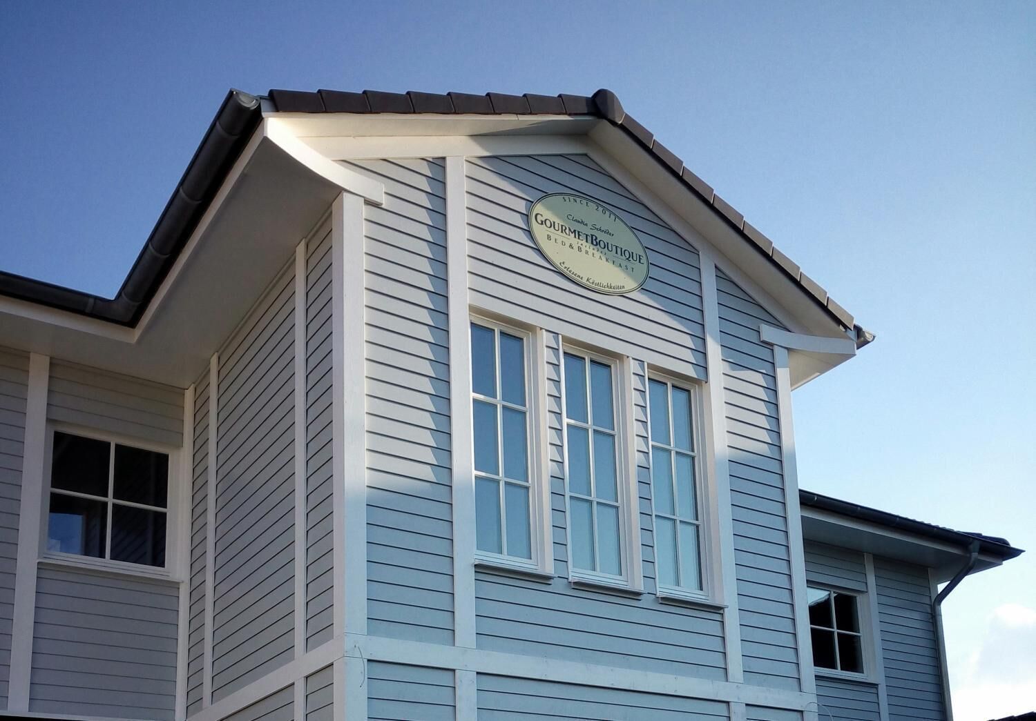Een gebouw met een bord waarop staat 'Gourmet Boutique Bed & Breakfast'.