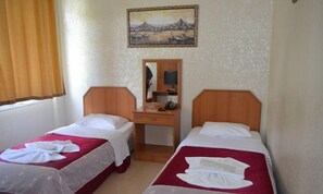 Bộ đồ giường cao cấp, minibar, két bảo mật tại phòng, bàn 