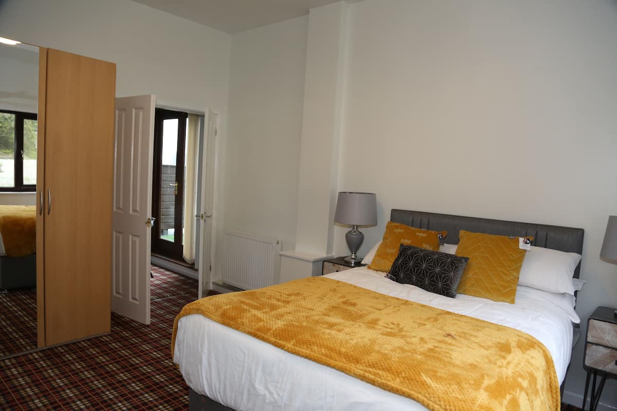 Family Quadruple Room, 2 Bedrooms, Non Smoking, Ensuite | Soundproofing, iron/ironing board (on request), bed sheets