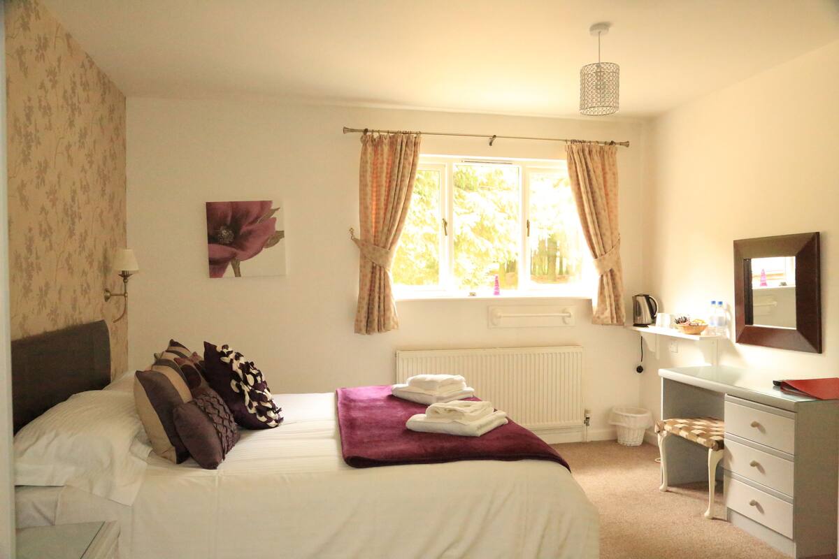 Deluxe Double Room, 1 Double Bed, Ensuite | Soundproofing, iron/ironing board (on request), bed sheets