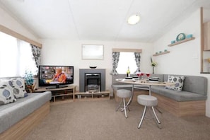 Static Caravan Room | Soundproofing, iron/ironing board, bed sheets - Colliford Lake Hotel & Holiday Site (Liskeard)