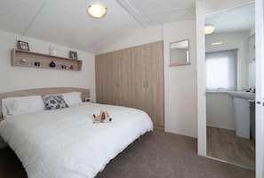 Static Caravan Room | Soundproofing, iron/ironing board, bed sheets - Colliford Lake Hotel & Holiday Site (Liskeard)