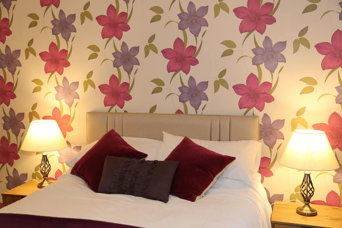Standaard appartement, en-suite badkamer, uitzicht op tuin | 1 slaapkamer, geluiddichte muren, een strijkplank/strijkijzer