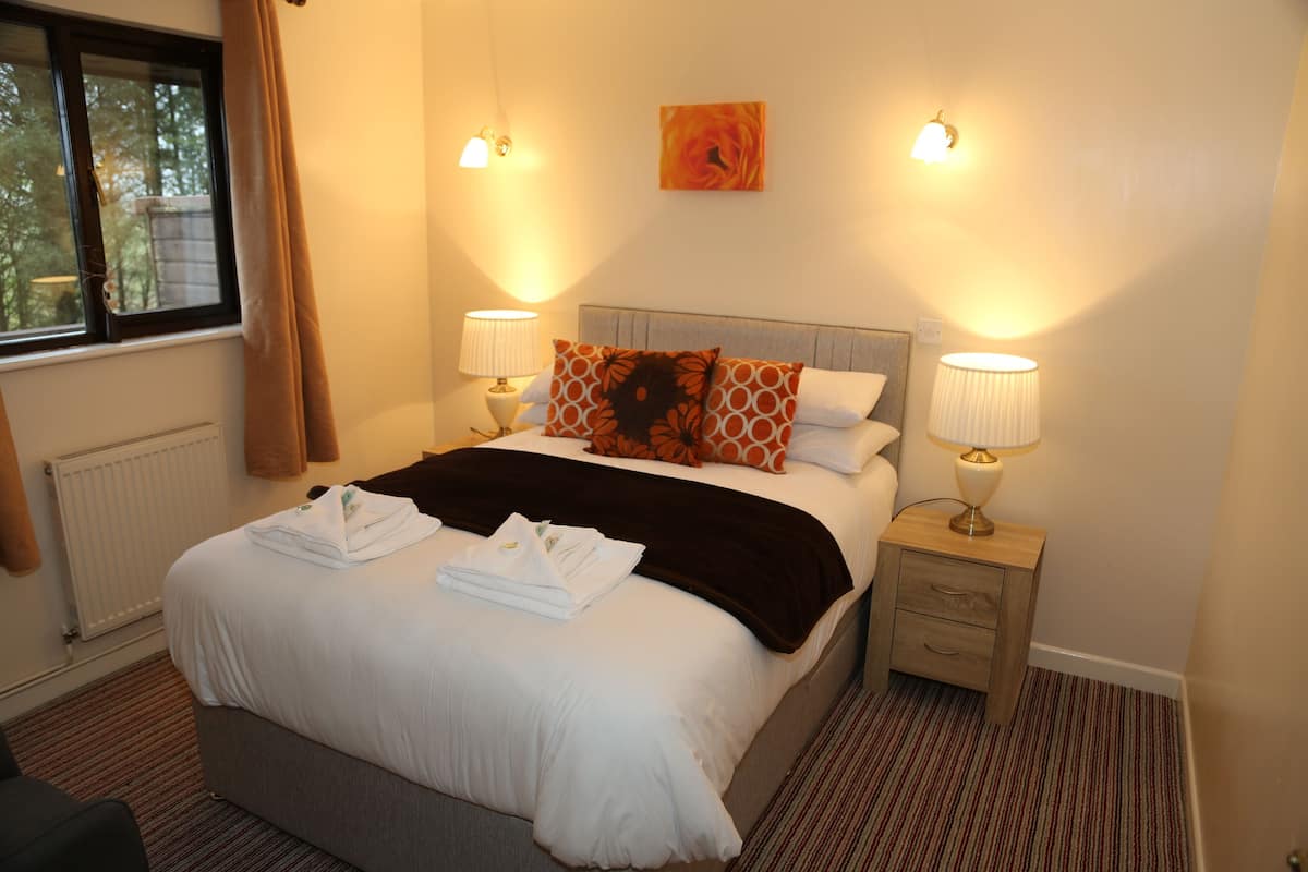 Familie suite, en-suite badkamer, uitzicht op meer | 1 slaapkamer, geluiddichte muren, een strijkplank/strijkijzer