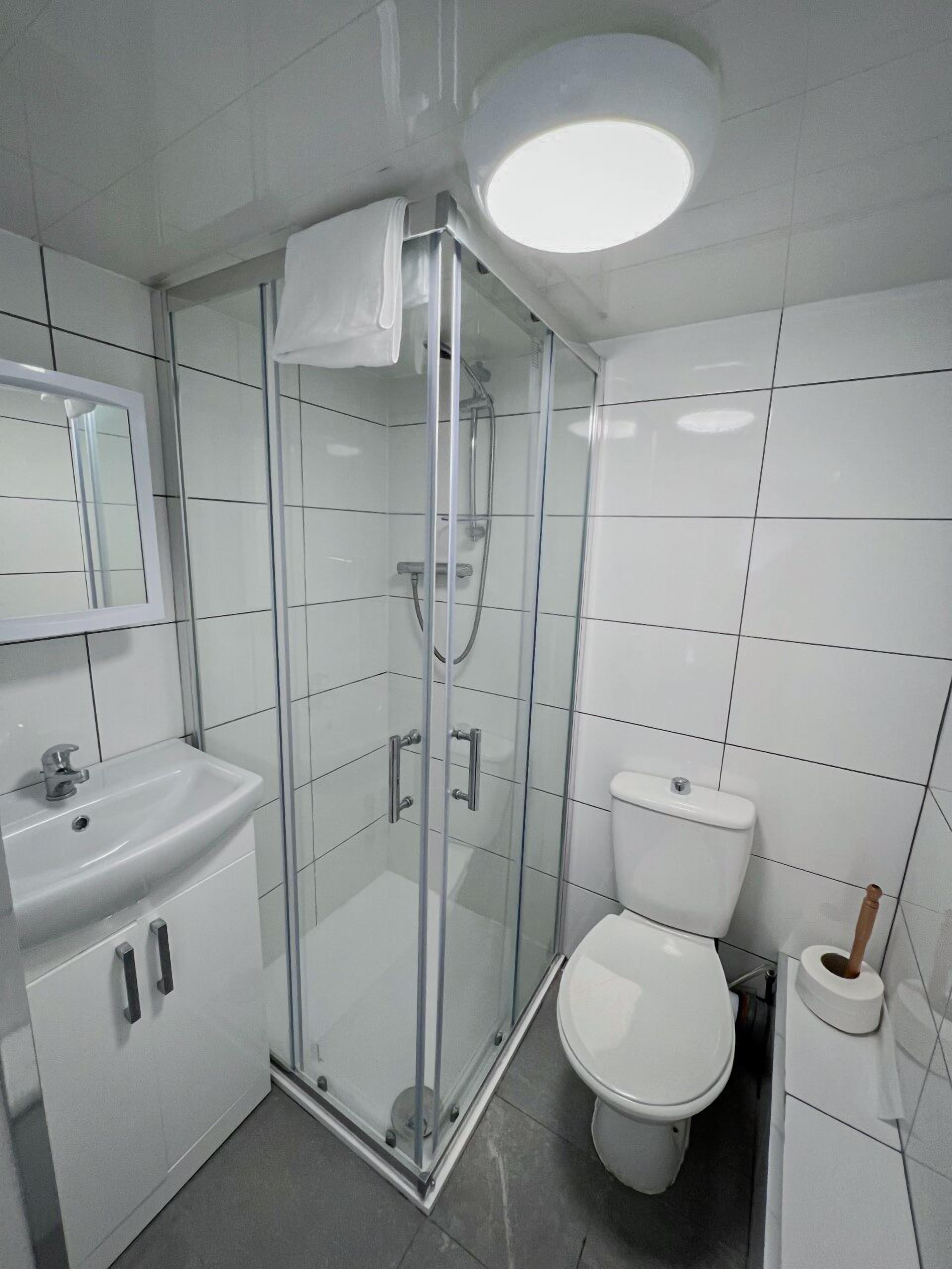 basic twin room, ensuite | bathroom