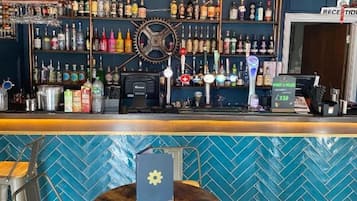 Bar (trong khuôn viên)