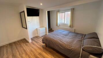 Quarto casal básico, suíte | Comodidades do quarto