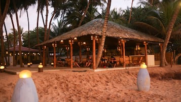 Am Strand, Liegestühle, Sonnenschirme, Strandtücher