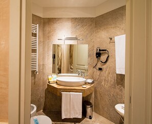 Classic Double Room | Bathroom | Combined shower/tub, free toiletries, hair dryer, bathrobes - Barocco Apartments (Rome)