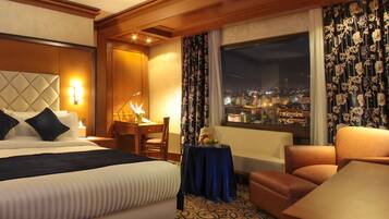 Luxe beddengoed, een gratis minibar, een kluis op de kamer, een bureau