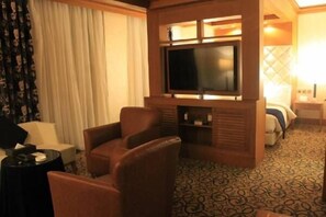Suite – business, 1 kingsize-seng | Oppholdsområde | En 40-tommers LCD-TV med kabel-kanaler samt TV