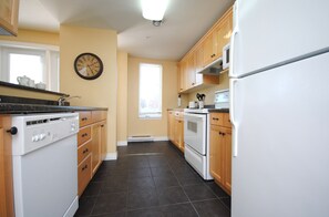 Refrigerador con freezer, microondas, horno, placa de cocina