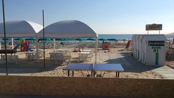 Privatstrand, weißer Sandstrand, Liegestühle, Sonnenschirme