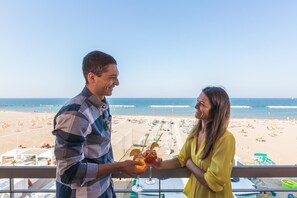 On the beach, white sand, sun loungers, beach umbrellas - Hotel International (Gabicce Mare)