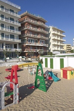 On the beach, white sand, sun loungers, beach umbrellas - Hotel International (Gabicce Mare)