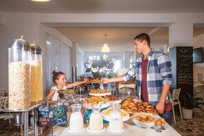 Aperto a colazione e pranzo, cucina locale, con vista sulla spiaggia