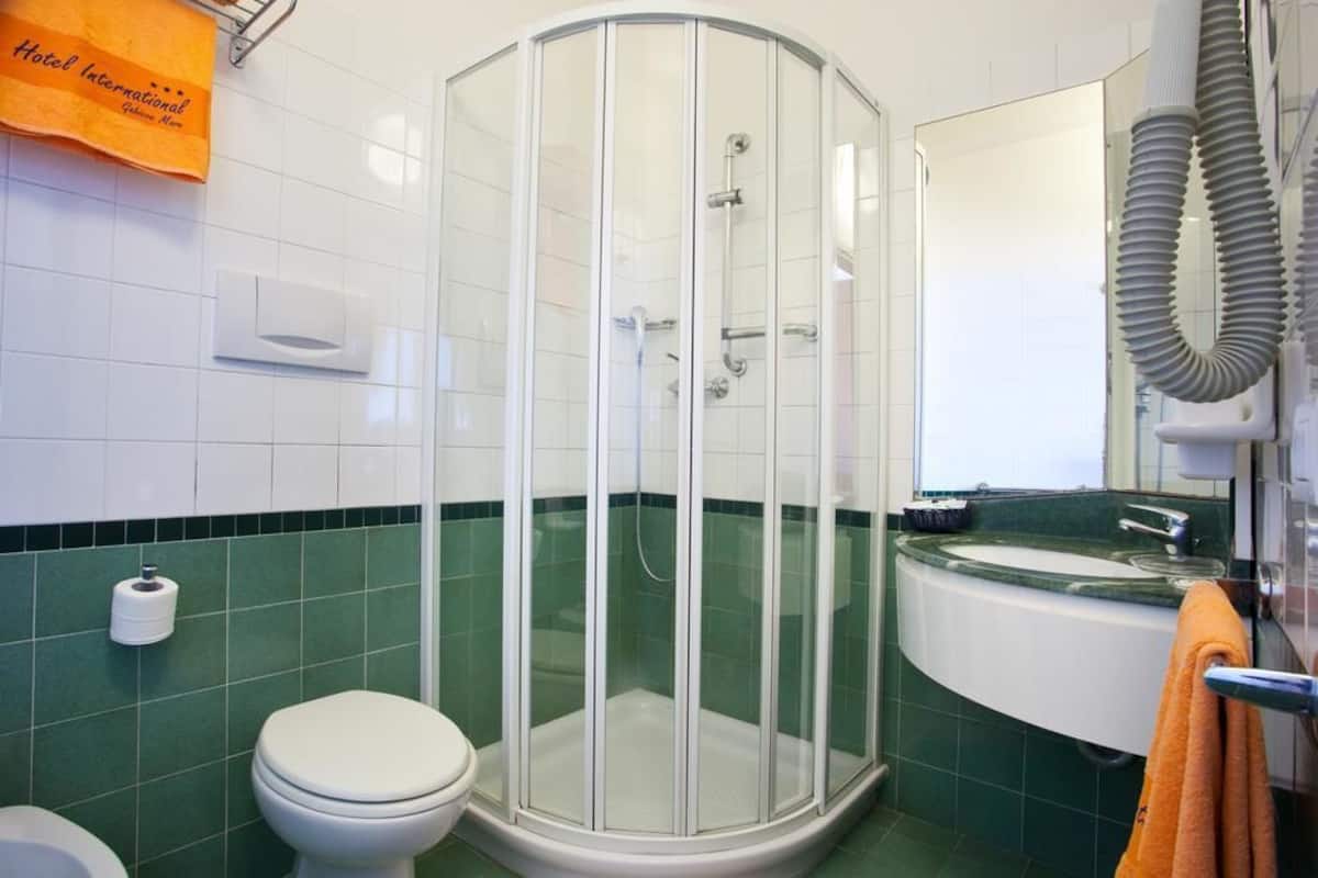 Enkeltværelse - balkon | Badeværelse | Bruser, gratis toiletartikler, hårtørrer, badekåber