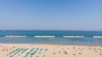 Plage, sable blanc, chaises longues, parasols