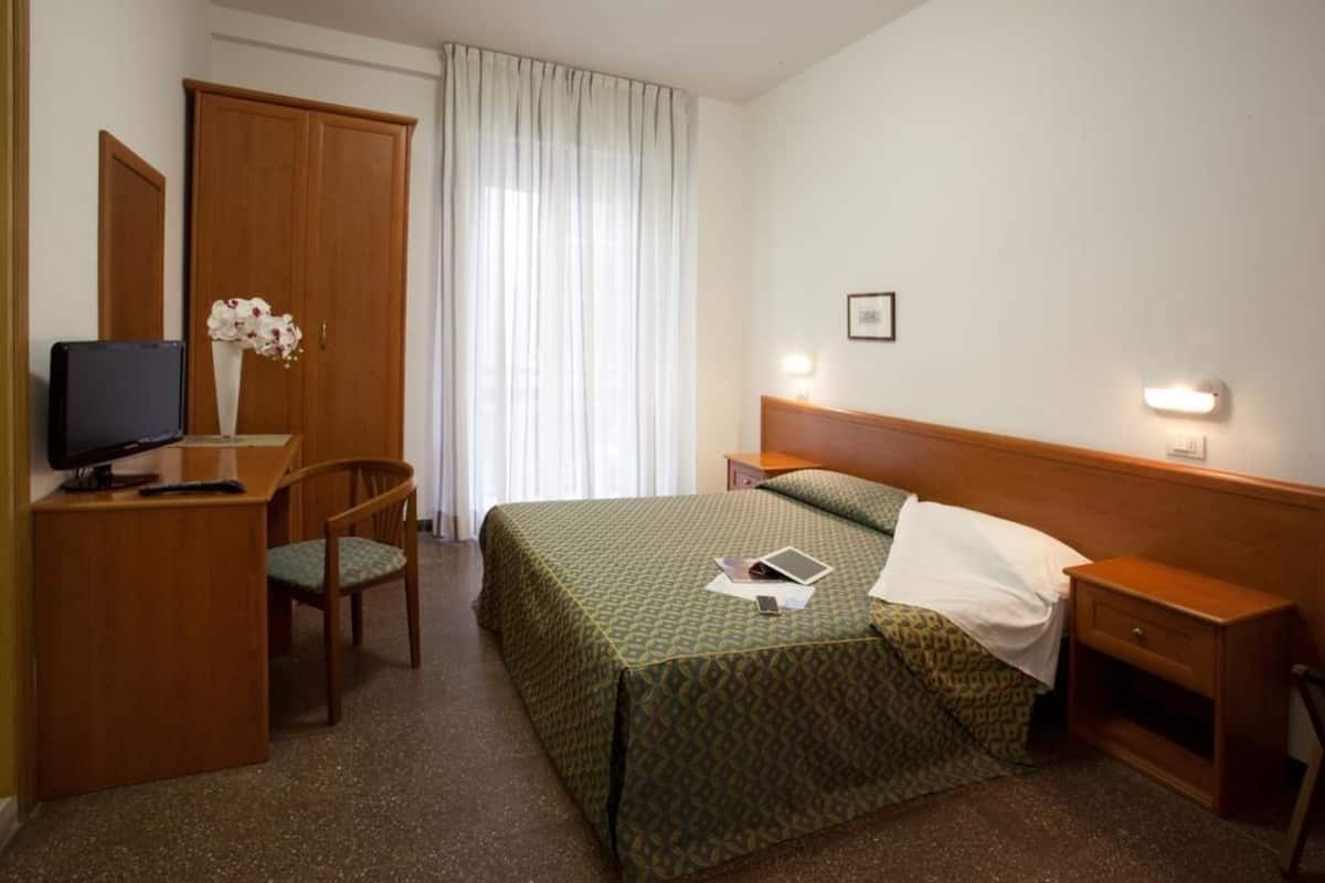 Minibar, pengeskab på værelset, skrivebord
