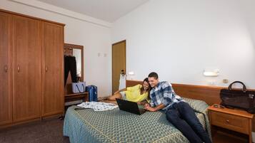 Frigobar, cofres nos quartos, escrivaninha, berços (sobretaxa)