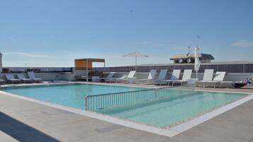 Sæsonbestemt udendørs pool, tagterrassepool, liggestole