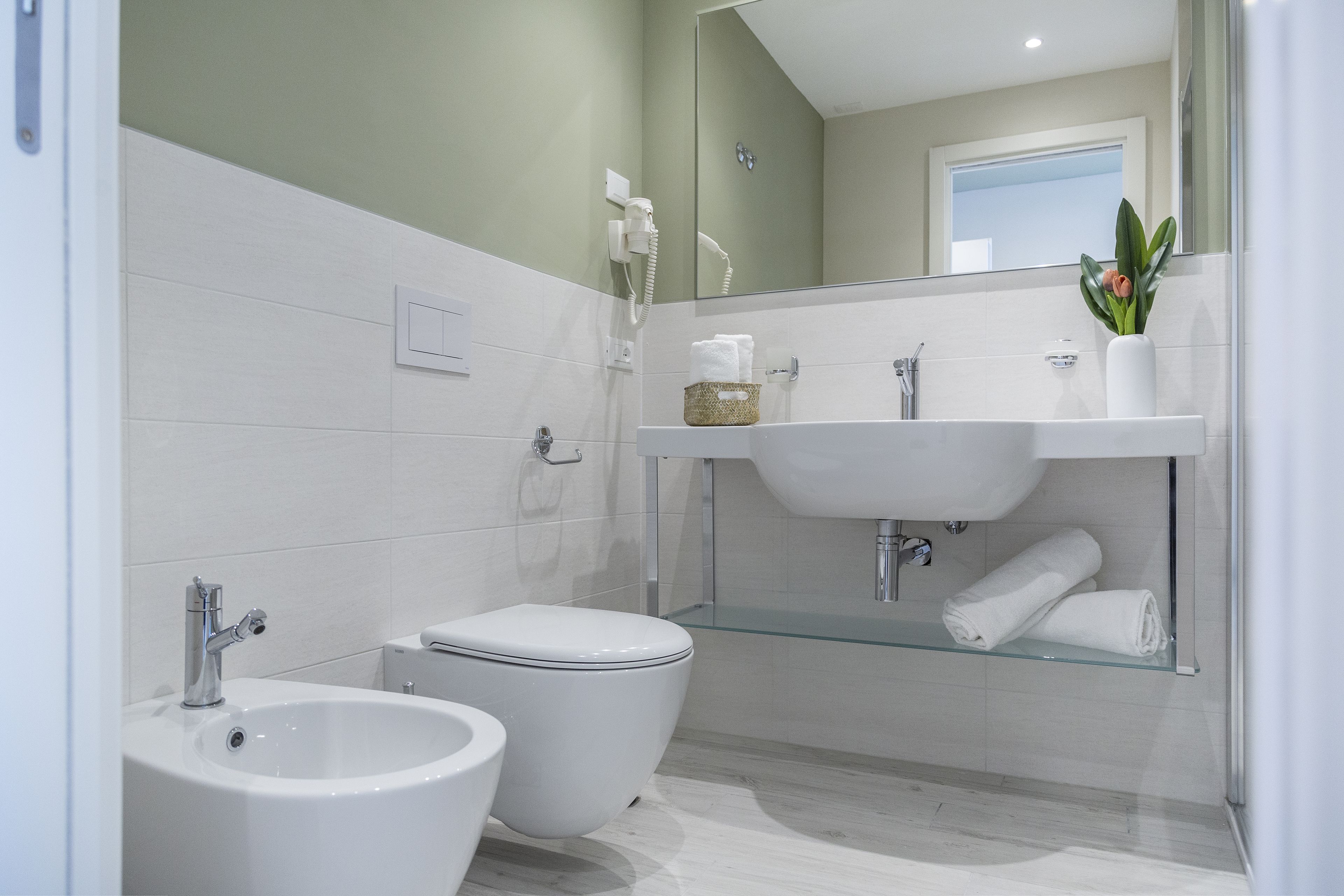 shower, free toiletries, bidet, towels