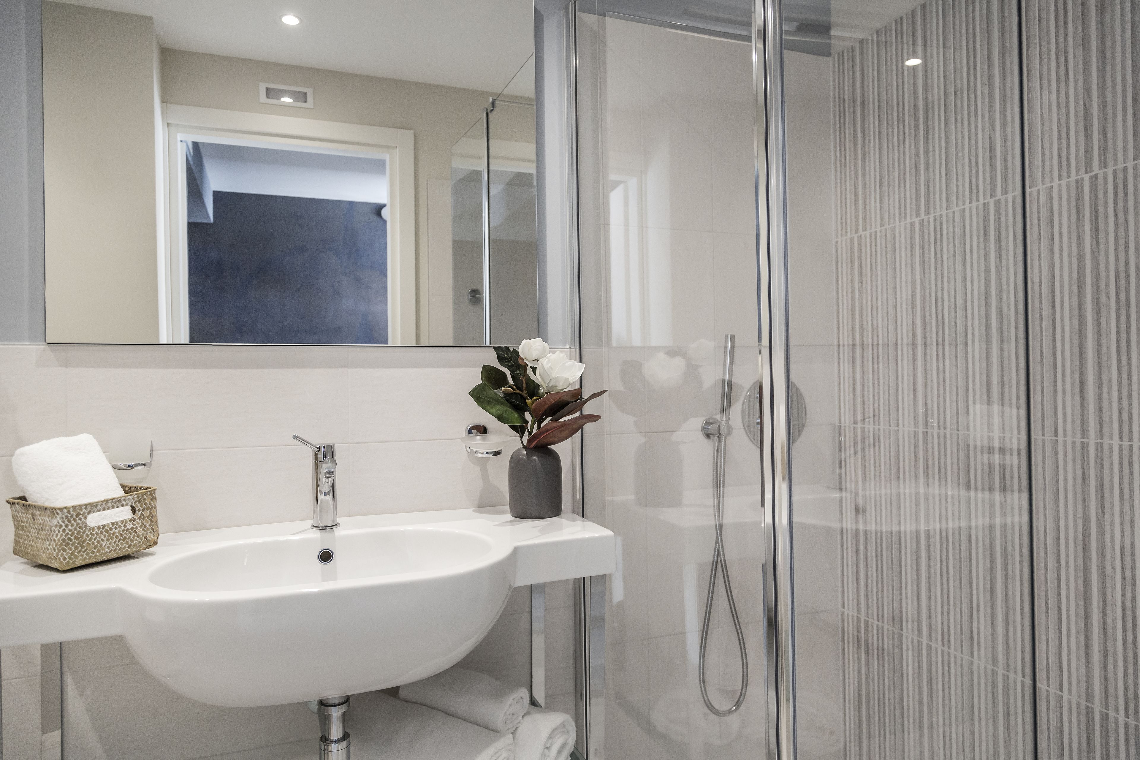 junior room | bathroom | shower, free toiletries, bidet, towels