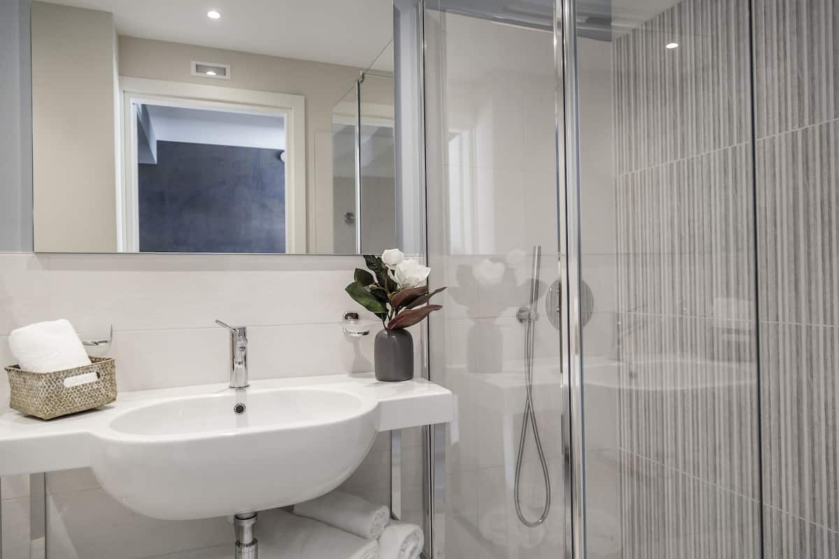 junior room | bathroom | shower, free toiletries, bidet, towels