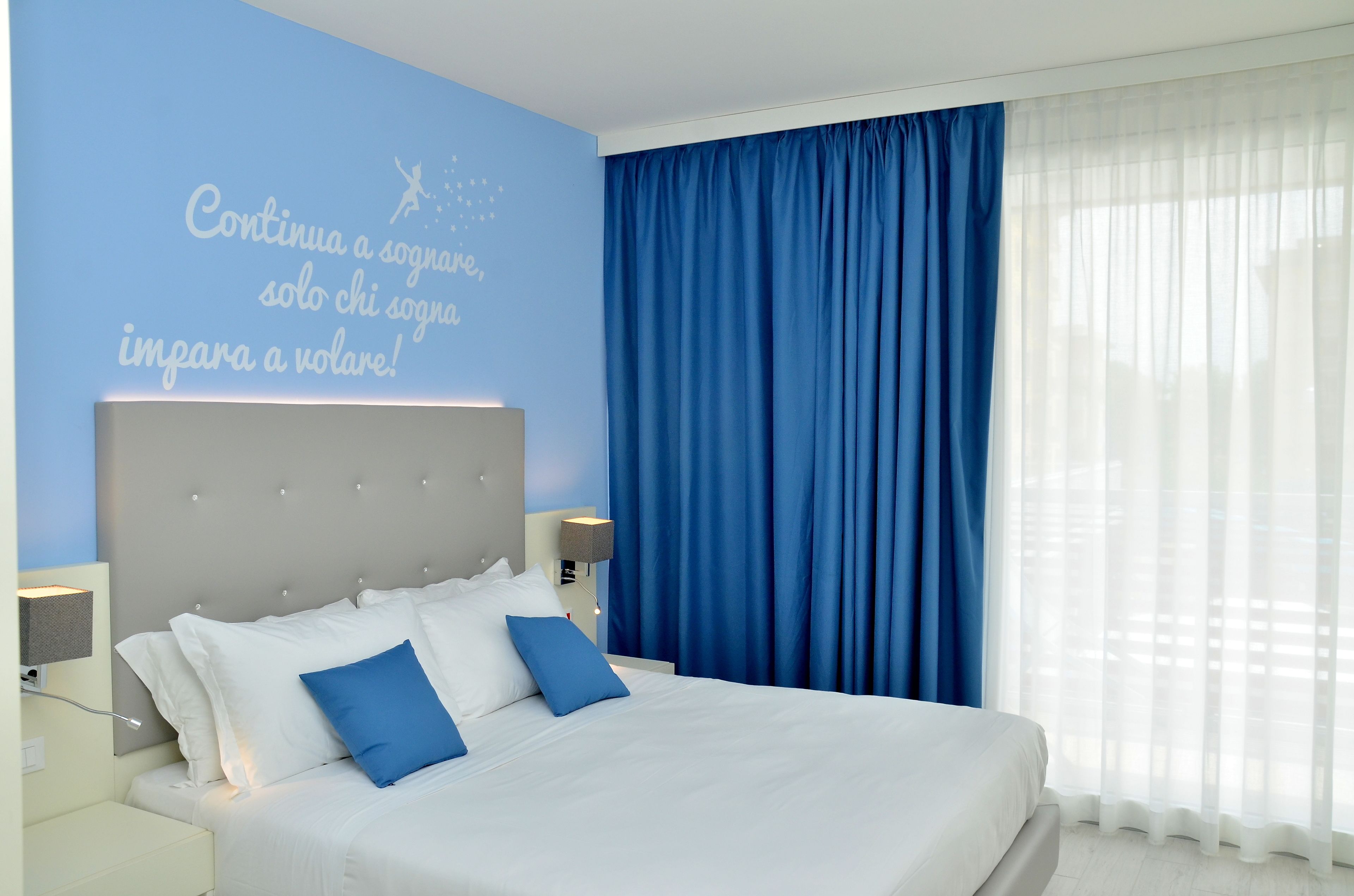 junior room | 1 bedroom, minibar, in-room safe, desk