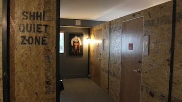 Ropa de cama de alta calidad y caja de seguridad en la habitación