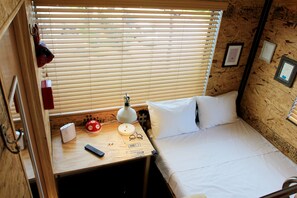 Enkel hytte, kun for menn, delt bad | Sengetøy av topp kvalitet, safe på rommet og skrivebord