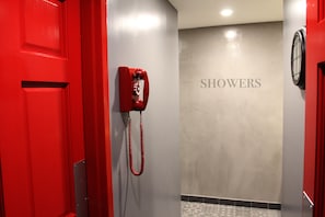 Basic-Ferienhütte, Nur Männer, Gemeinschaftsbad | Badezimmer