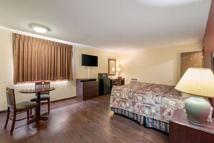 Pillowtop beds, desk, iron/ironing board, free WiFi