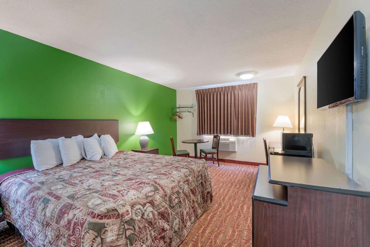 Standard Room, 1 King Bed, Non Smoking | Pillow-top beds, desk, iron/ironing board, free WiFi
