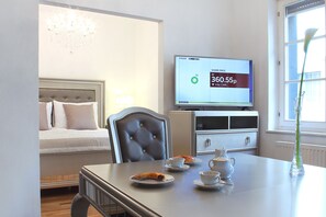 Suite superior, 1 habitación, cocina | Servicio de comidas en la habitación
