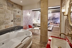 Grand Suite, 1 King Bed, Non Smoking, Jetted Tub | Living area | Flat-screen TV