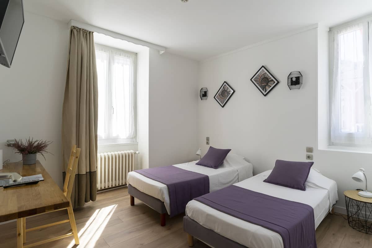 Twin kamer | Individueel gedecoreerd, individueel gemeubileerd, een bureau