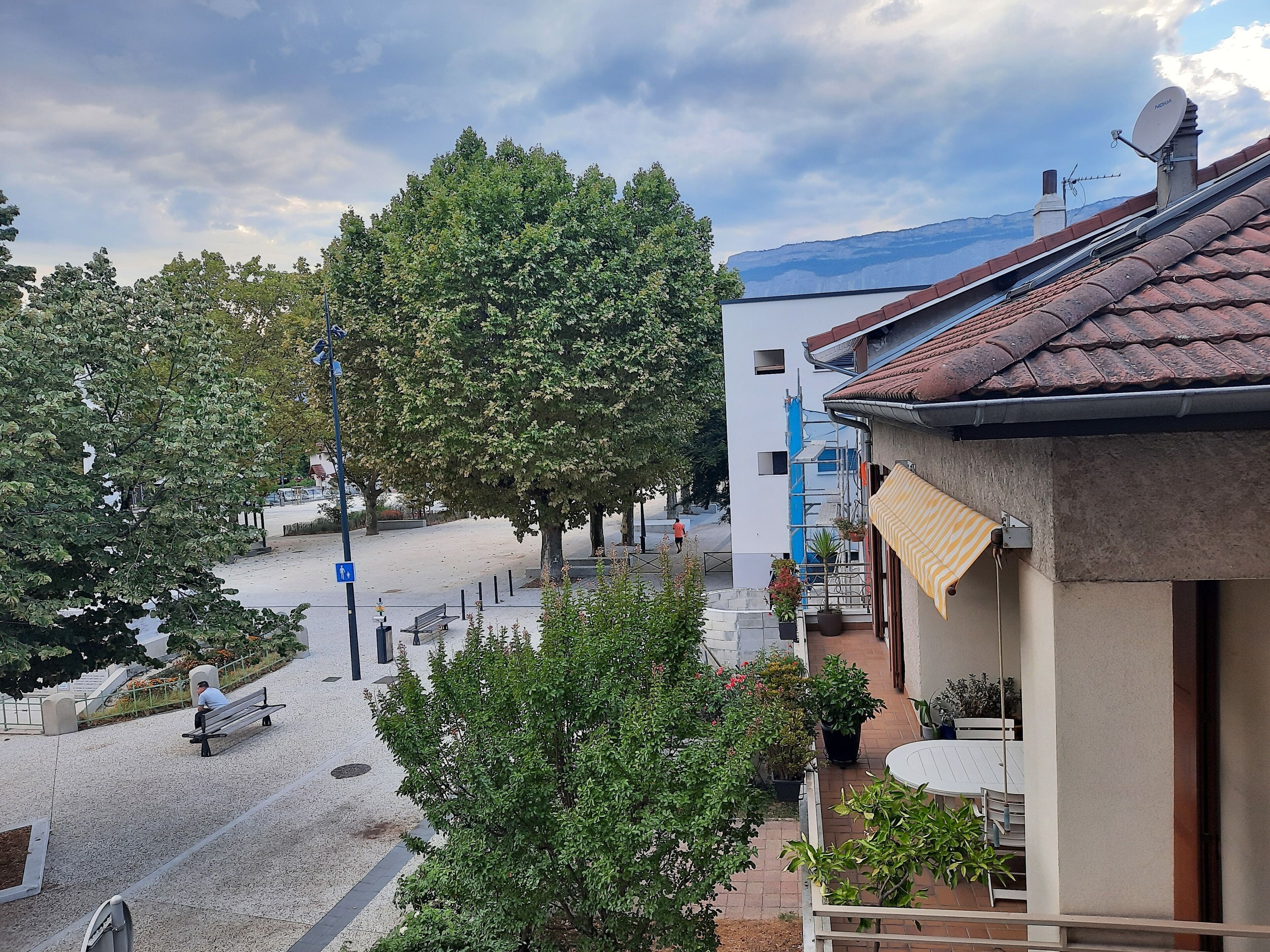 1 bedroom, individually decorated, individually furnished, desk