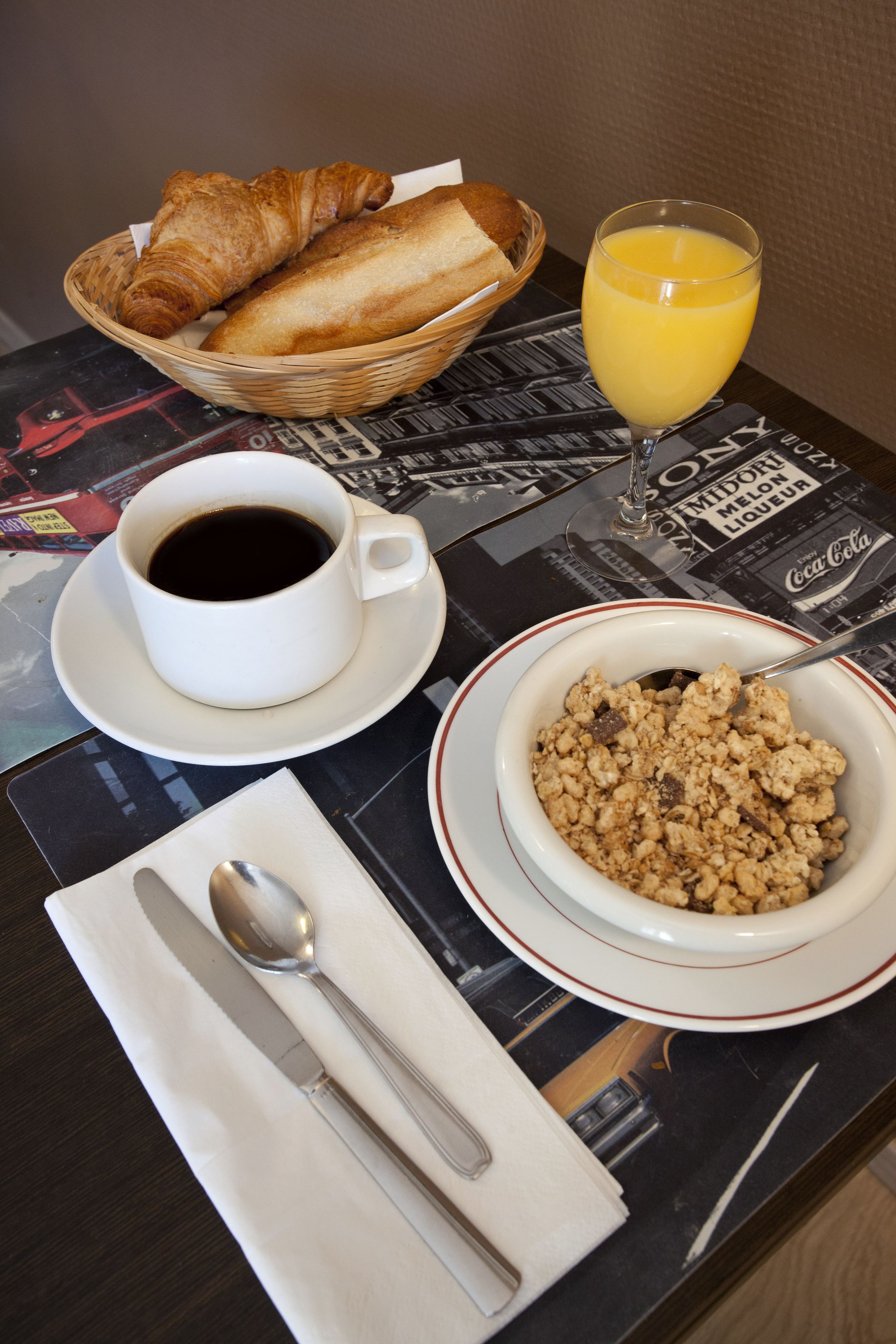 daily continental breakfast (eur 8.5 per person)
