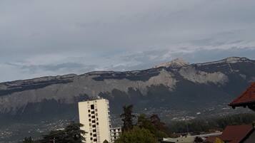 Un barrio residencial con vistas a montañas al fondo.
