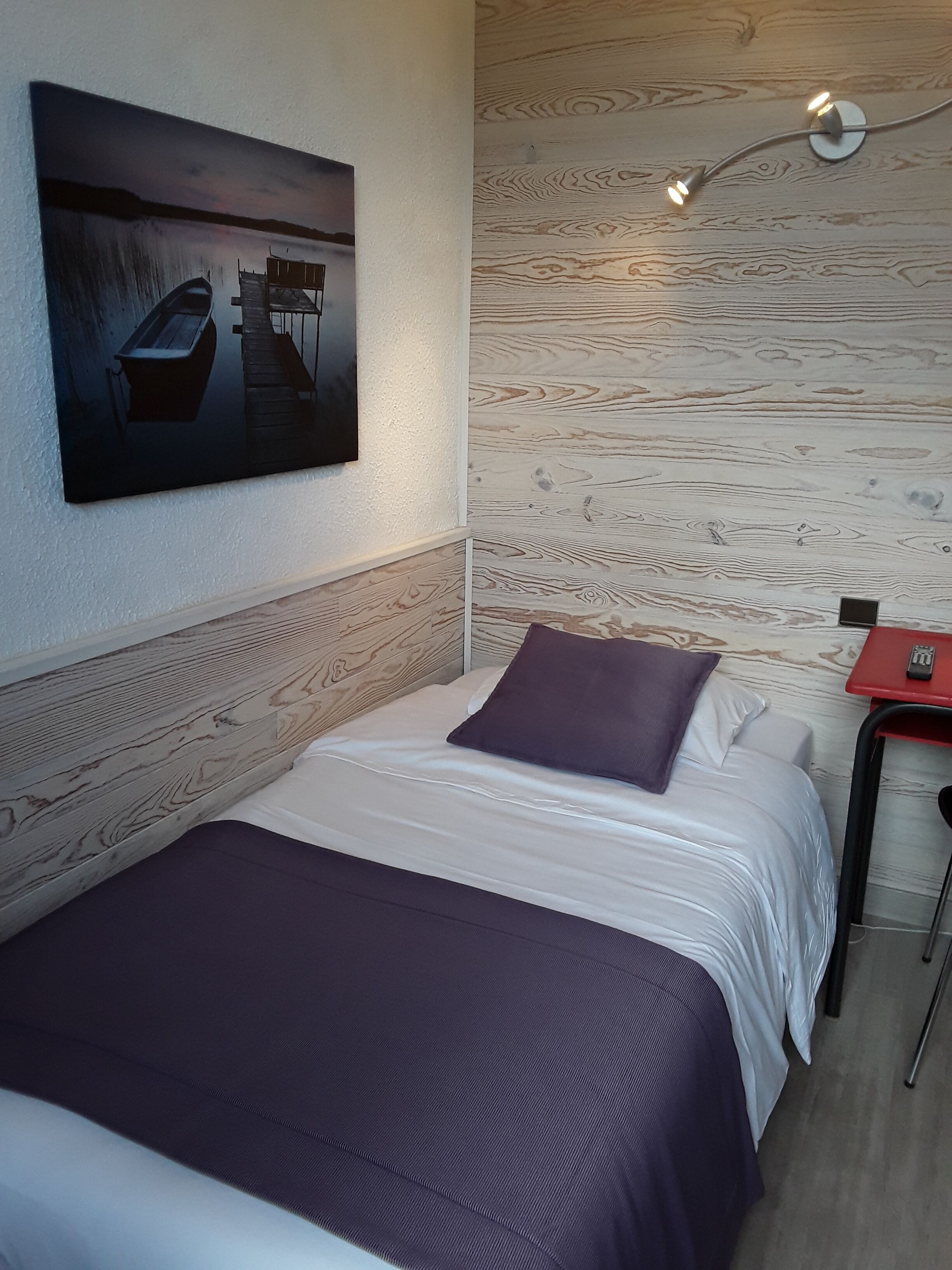 single room (shared toilets) | 1 bedroom, individually decorated, individually furnished, desk